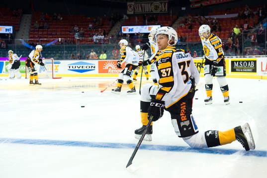 Skellefteås John Norman värmer upp innan ishockeymatchen