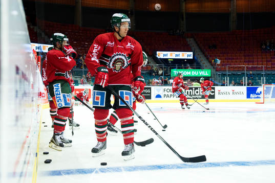 Frölundas Joel Lundqvist värmer upp innan ishockeymatchen