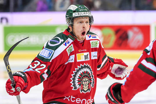Frölundas Lukas Bengtsson firar 1-0 målet
