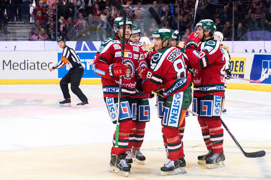 Frölundas Andreas Johnson jublar med lagkamrater