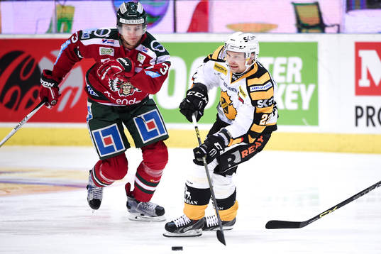 Frölundas Oliver Bohm och Skellefteås Janne Pesonen