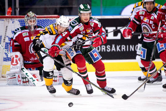 Skellefteås John Norman trycks undan av Frölundas Jacob