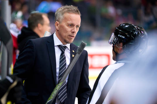 Skellefteås tränare Hans Wallson pratar med en domare