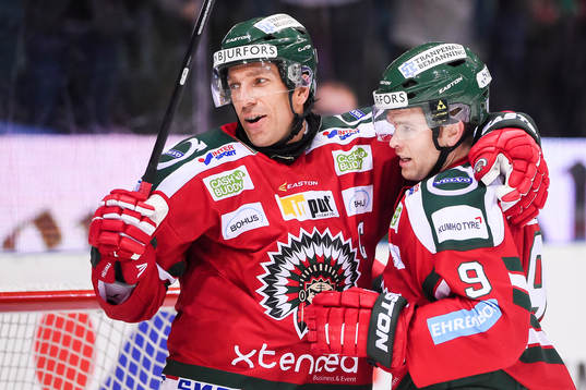 Frölundas Joel Lundqvist  och Spencer Abbott jublar
