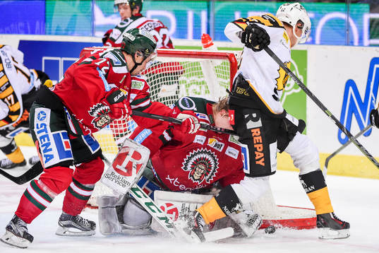 Skellefteås Adam Pettersson i en kollision med Frölundas