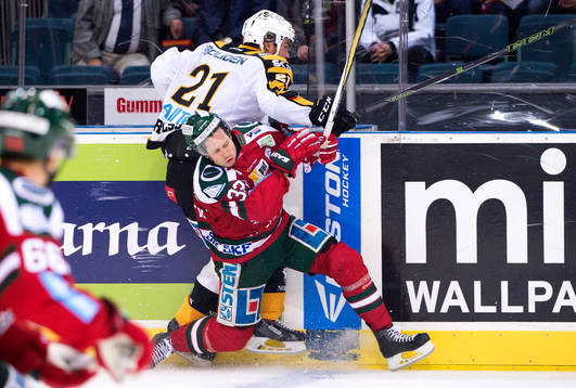 Skellefteås Jimmie Ericsson tacklar Frölundas Elias Fälth