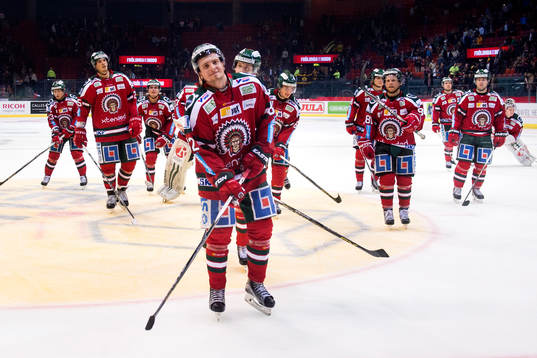 Frölundas Lukas Bengtsson tackar publiken