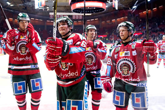 Frölundas Artturi Lehkonen och Ryan Lasch tackar publiken