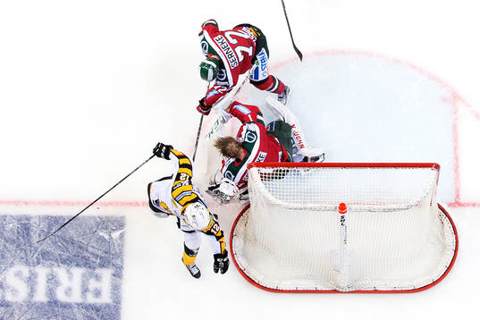 Skellefteås Adam Pettersson åker på Frölundas målvakt