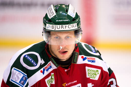 Frölundas Elias Fälth med en bomullstuss i näsan
