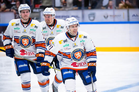 Växjös Cory Murphy har gjort 3-1 till Växjö och jublar