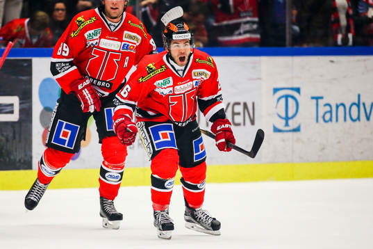Örebros Greg Squires jublar