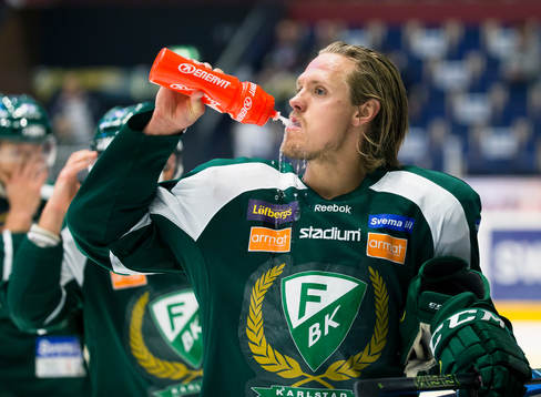 Färjestads Magnus Nygren dricker vatten