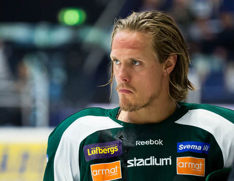Färjestads Magnus Nygren utan hjälm deppar
