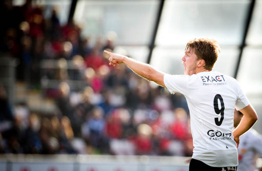 Örebros Martin Broberg pekar