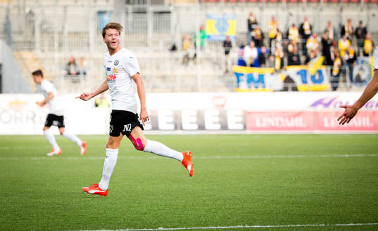 Örebros Martin Broberg gör 2-1 och jublar