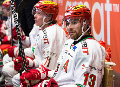 Modos Bill Thomas  sitter i båset