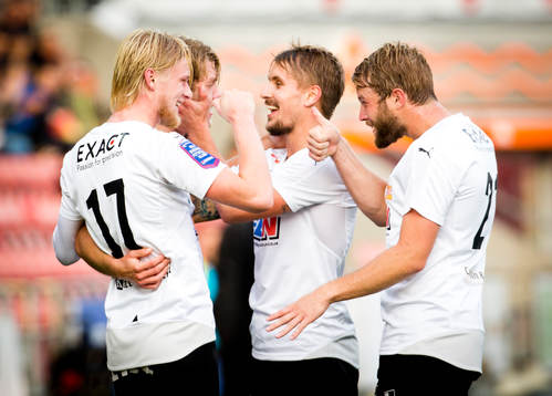 Örebros Martin Broberg gör 2-1 och jublar med Daniel