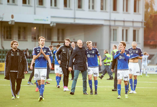 Sundsvalls tränare Joel Cedergren kramar om Joakim Nilsson