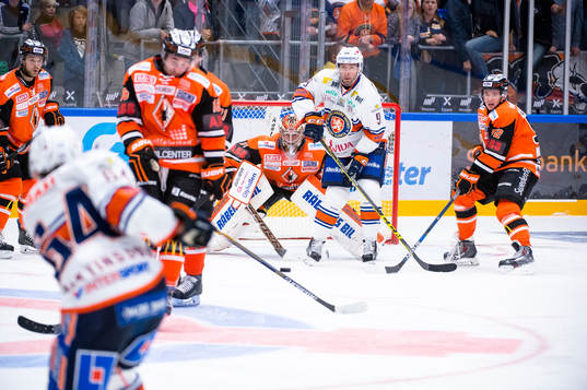 Växjös Eric Martinsson skjuter ett skott som Karlskronas