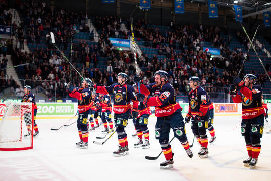 Djurgårdens spelare tackar publiken