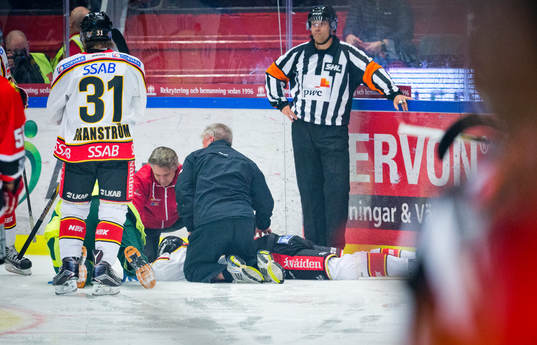 Luleås Christopher Mastomäki skadad och bär ut på bär