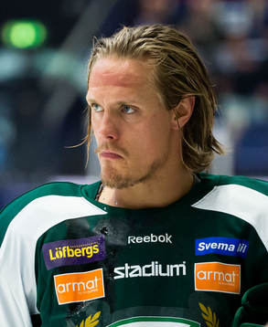 Färjestads Magnus Nygren utan hjälm deppar