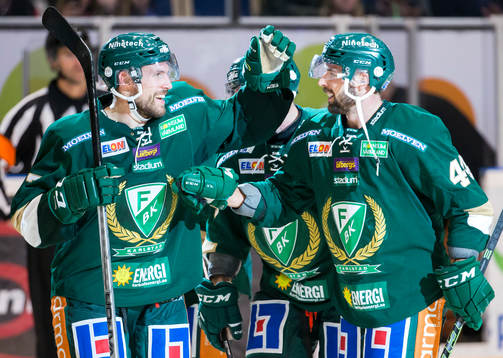 Färjestads Jonas Holös och Milan Gulas  jublar