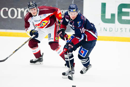 s Axel Eidstedt mot Linköpings Jacob Lilja med pucken mot