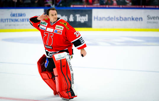 Örebros målvakt Julius Hudacek jublar