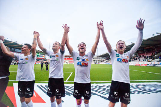 Örebros Martin Broberg jublar med Karl Holmberg