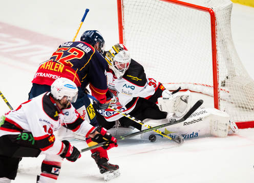 Djurgårdens Mikael Ahlén oroar framför Malmö Redhawks
