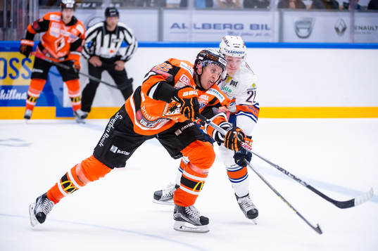 Karlskronas Alexander Bergström  blir stoppad av Växjös
