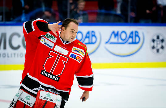 Örebros målvakt Julius Hudacek jublar