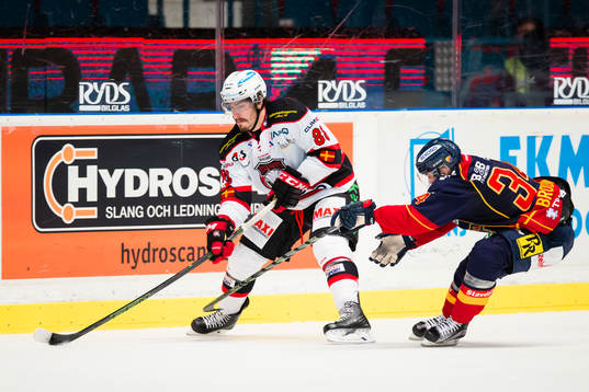 Malmö Redhawks Peter Mueller i kamp om pucken med