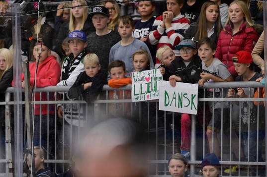 Rögles unga supporters håller upp skyltar med texten