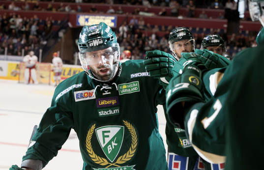 Färjestads  Milan Gulas firar mål och jublar