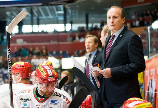 Modos tränare Larry Huras med spelare i båsetunder