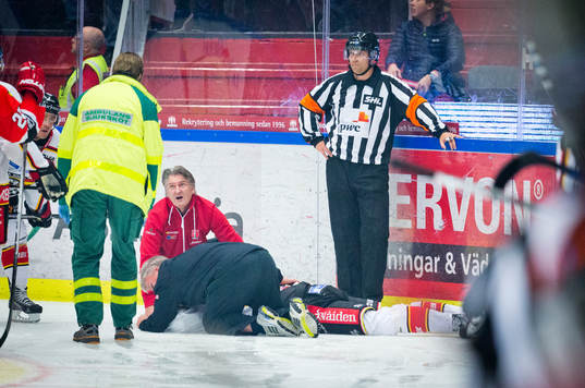 Luleås Christopher Mastomäki skadad och bär ut på bär