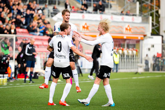 Örebros Martin Broberg gör 2-1 och jublar med Daniel