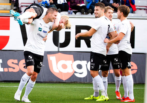 Örebros Karl Holmberg gör 1-1 och jublar med Robert