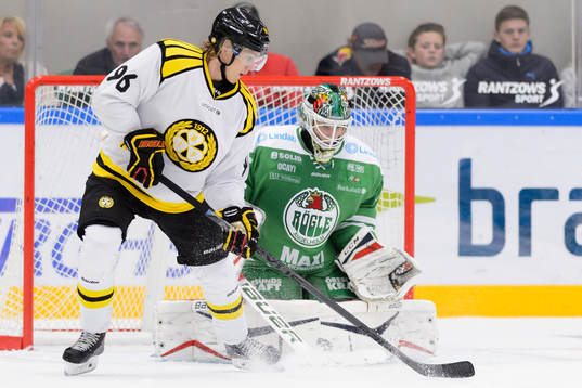 Brynäs Oskar Lindblom styr pucken framför Rögles