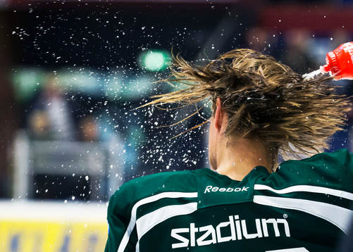 Färjestads Magnus Nygren svalkar huvudet med vatten