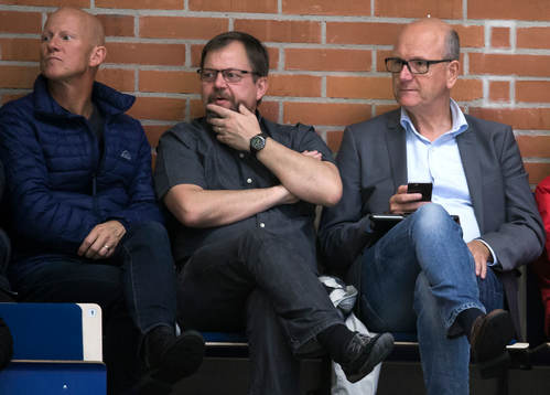 Domarbas Peter Andersson följer matchen från läktarplats