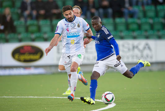 Sundsvalls Pa Amat Dibba med boll jagas av Gefles Ilir