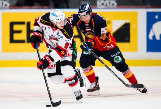 Malmö Redhawks Björn Svensson jagas av Djurgårdens Linus