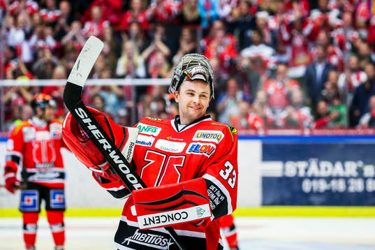 Örebros målvakt Julius Hudacek jublar