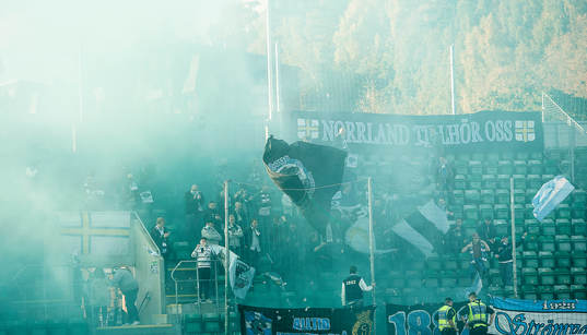Gefles supportrar tänder bengaler innan fotbollsmatchen i