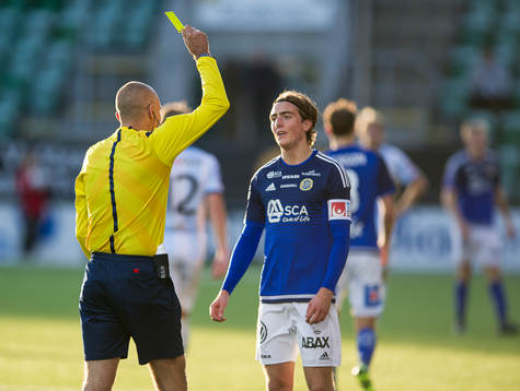 Sundsvalls Dennis Olsson får gult kort av domaren Michael
