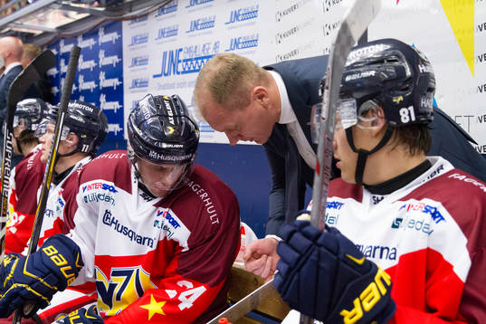 s Erik Christensen och Filip Ahl (h) får instruktioner av